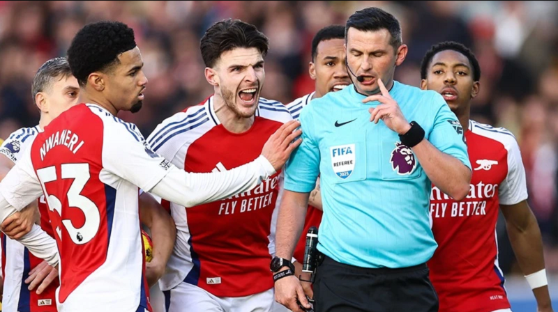 cuu-giam-doc-pgmol-bao-ve-arsenal-keu-goi-dinh-chi-michael-oliver